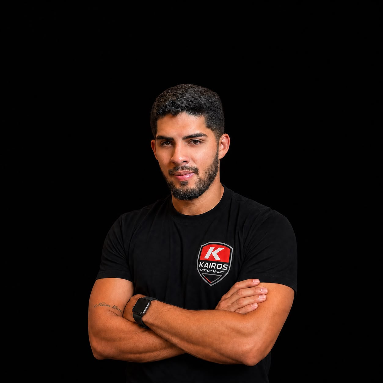 Fundador de Kairos Motorsport con brazos cruzados sobre fondo negro